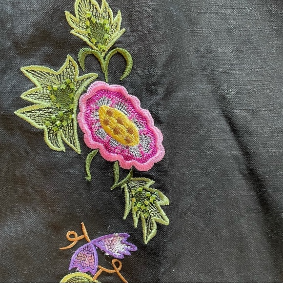 Larry Levine Black Linen Floral Embroidered Capris pants. Size 10 - Picture 6 of 15